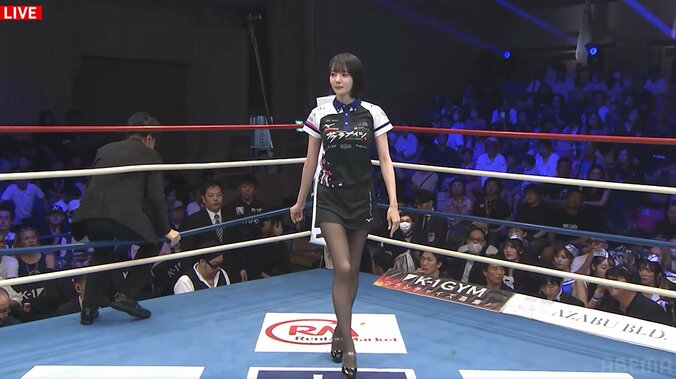 「この美人は誰？」ラウンドガールにまさかの人物 異色のラウガ姿が話題 「足なが！！」貴重な姿に反響相次ぐ 3枚目