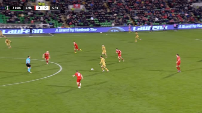 「１人だけクオリティが違いすぎる」鎌田大地の“芸術的ロングパス”にファン驚愕！「全てを支配してる」チャンス演出の瞬間 4枚目