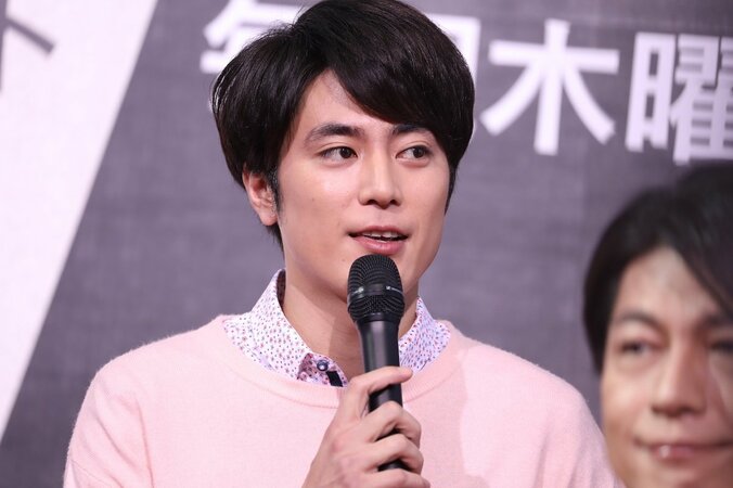 間宮祥太朗、会見で噛んだ志尊淳をなでなで「大丈夫か？怖くないよ」 4枚目