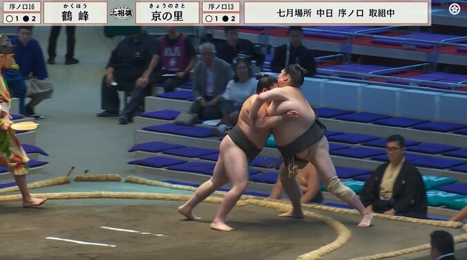 胸のお肉を“ムギュっ”と… “ほっそり美脚”の巨漢力士、土俵際での攻防にひやり 相手力士咄嗟の行動に「やさしいね」「胸のお肉をw」 3枚目