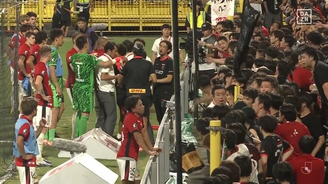 「こんなの見たくないよ」浦和サポーター、逆転負けに激昂し選手と一触即発「この負け方はきつい」 5枚目