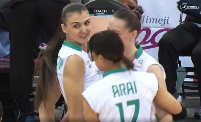 ロジャンスキはナシア・ディミトロヴァと体をぶつけ合って喜びを表現