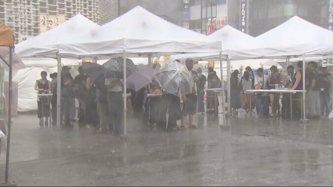 都心“12年ぶり”雨量で祭りが一変　夏休みの楽しみも…関東にゲリラ雷雨  帰宅時直撃 1枚目