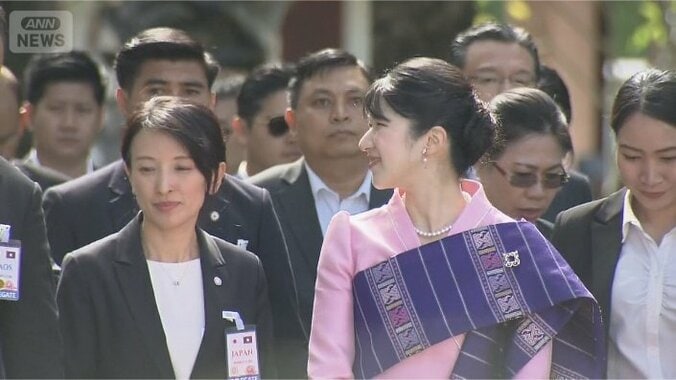 ピンクと紫色の民族衣装に着替えられ