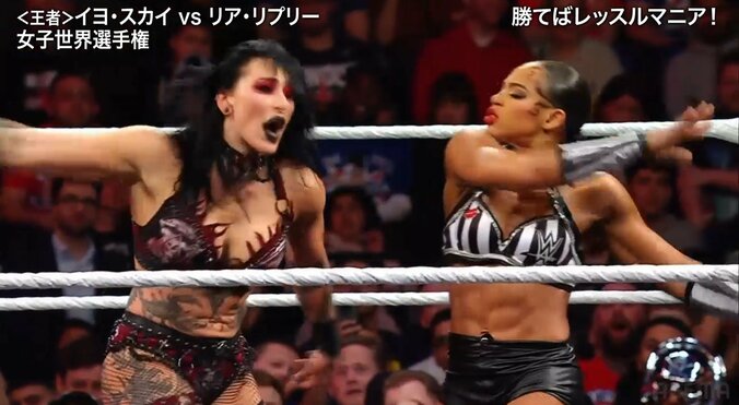 リアの手を払い除けるビアンカ（写真右）