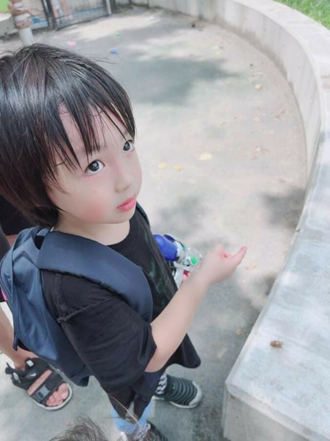  川崎希、公園での息子の行動に驚愕「集めたりしてたけどもう触れない」  1枚目