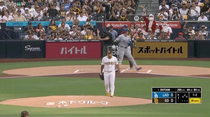 バックネット裏にサンタコスの熱狂的ファン（写真中央右）