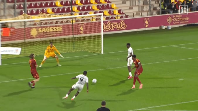 アキエメのシュートは残念ながら枠外