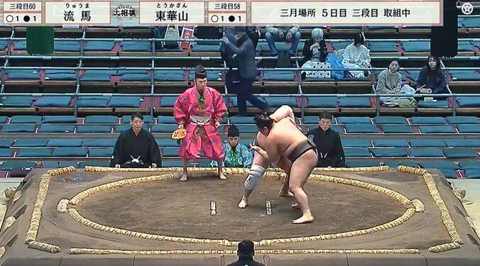 「折れた？」取組中、力士の手に“異変” 視線を落とし気にする珍しい仕草に心配の声 取組後にも気にかける様子 2枚目