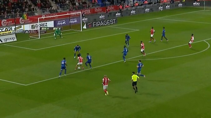 中村敬斗、衝撃のビタ止めトラップ→3人に突っ込む超強気ドリブルで相手守備翻弄「あれはボールとれないやろな」 5枚目