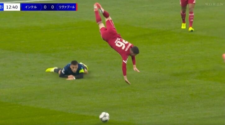 【写真・画像】「なんで笑ってんだよ！」バルサFWヤマル、背後から“危険カニバサミタックル”→次節出場停止にファン唖然「意味わかんねえ」「やる場面でもない」　1枚目