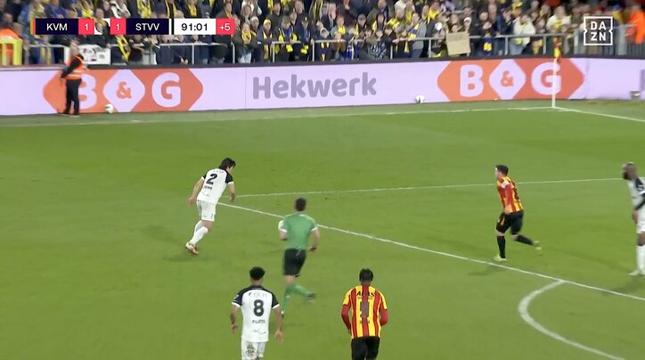 【写真・画像】現地ファン熱狂！小久保怜央ブライアン、“超反応パンチング”に大歓声 193cm守護神の右手が至近距離弾を阻んだ瞬間　1枚目