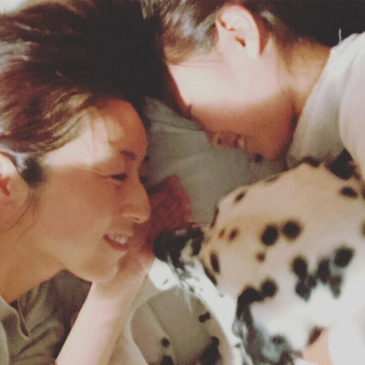 高岡早紀、娘＆愛犬との“シアワセ時間”での写真を公開「ぎゅうぎゅう寝るよ」