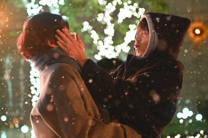 【写真・画像】春田(田中圭)にプレゼントしたマフラーを巻いてあげる牧(林遣都) の姿に「うわぁ…尊い…」「ふたりとも可愛すぎて泣いてる」と反響『おっさんずラブ-リターンズ-』　2枚目