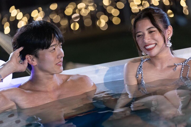 オトナな男女がジャグジーでドキドキのバックハグ 「離れたくないね」と愛を囁く『シャッフルアイランド Season2』 