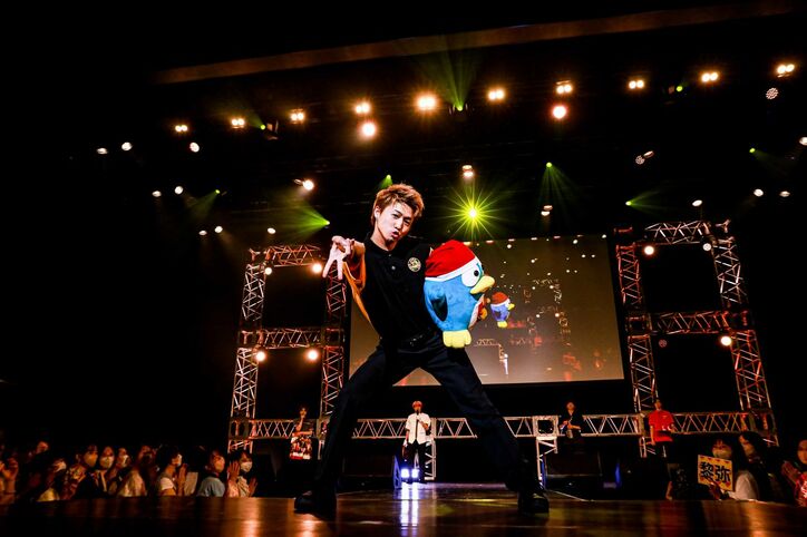 八木勇征の美脚光るチャイナ服コーデに「美しすぎる！」「圧倒的美」絶賛の声！ FANTASTICSメンバーがカオスなファッションショー開催【ファンミーティング】