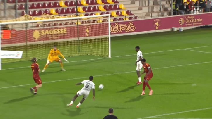 アキエメのシュートは残念ながら枠外