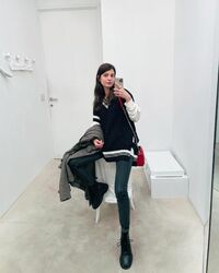 マギーの美脚際立つスキニーデニムに「スタイル良すぎ」「シンプルでも素敵」の声