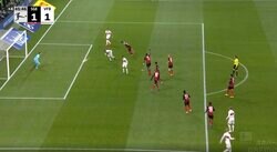 物議を醸す判定！線審が見間違えてミス？ VARでオフサイド判定が覆り一転してゴールに… 試合が大きく変わってしまった問題シーン