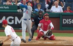 えっ？ 球場中が騙された…！大谷翔平、豪快フルスイングで“異変”が起きた…！？ 相手外野手の“動き”がおかしくなる「魔打法ｗ」「すげえ圧だな」