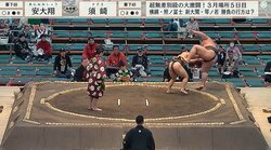 幕下にスター候補現る！ 19歳小兵力士、67キロ差の巨漢力士を土俵下に豪快に吹き飛ばす