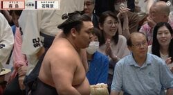 「今日最多49本の懸賞金は…」実況アナも思わず伝えた圧巻光景 霧島が手にした“分厚い束”にファン騒然「凄い量だな」