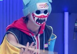 一体、何者！？SNSで話題沸騰！“自称2歳”の正体不明の日本人ドラマー、余裕たっぷりなドラムスタイルも異次元テク炸裂「片手と片足で？」会場衝撃