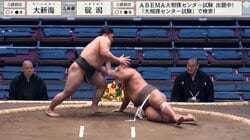 たった腕一本で…新人力士、衝撃の突き落としに騒然「これはエグい」「サラブレッドやんけ」