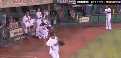 前代未聞… いま、何時？ なぜか試合がはじまらない！「これからも語り継がれる珍事」 楽天vsオリックス戦で起きたまさかのアクシデントが話題に
