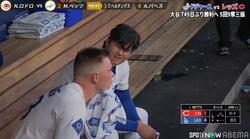 大谷翔平、カメラが捉えた“相棒との反省会” ベンチでの様子にファンから労いの声「疲れとるなあ」「ゆっくり休んで」