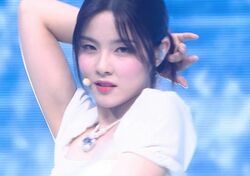 “力の抜けたセクシー”が爆発！開始0秒で歓声が起こった19歳の日本人練習生、ミニスカートで魅惑的なパフォーマンス！