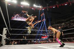 どうなってるの？ “元体操”金髪美女レスラーが「史上最高難度」の衝撃技を披露…「こんなの見たことない」トップロープから“逆前転”で首を掴む妙技