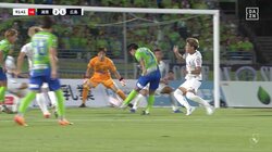 嘘だろ？“ネクスト遠藤航” の衝撃ゴラッソ炸裂で首位・広島を撃破「すごいの決めてきた」細かいタッチからニアハイ“ズドン”の豪快弾「トラウマになる」