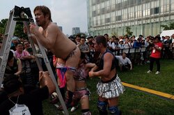 アイドルにも容赦はしない！アプガ（プロレス）に路上プロレスの洗礼　男色ディーノの「地獄門」に全員ダウン