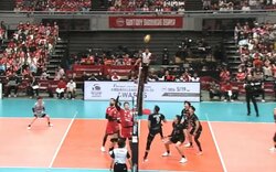 男子バレーで「なにそれ！？」身長218センチの“スタンディング”ワンハンドブロックにアリーナどよめく「チート感がすごいww」「理不尽ww」