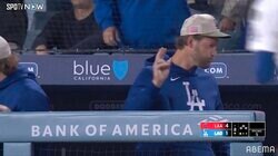 大谷翔平とカーショーが“歓喜のアイコンタクト”　16号弾放った大谷に「デコルテポーズ」で応答、復帰登板前日…1対1のやり取りに反響