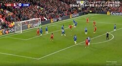 天才のエグすぎる身体能力！“豪快バイシクルシュート”が炸裂した瞬間　軌道が変化したクロスに超反応→難しい体勢からアクロバティックなプレー