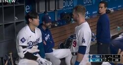 大谷翔平は一体、何をしているのか…！？ チームメイトに取った行動が話題に　特大アーチ直後にベンチで熱血指導？「こういうシーン増えたな」「良いチーム」