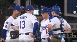 涙なしでは見られない… 山本由伸、熱投で“まさかの光景”「鳥肌立った」「カッコよすぎ」 監督やコーチ、チームメイトが見せた“胸熱シーン”「これぞエース」