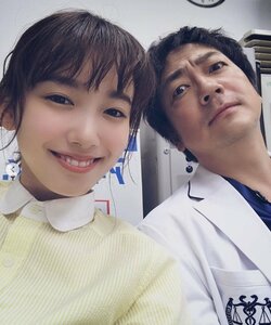 ドラマ『サイン』飯豊まりえ＆大森南朋の掛け合いが既に“名コンビ”の予感　「欲求不満か？」「セクハラです！」