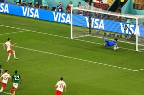 メキシコ守護神がビッグセーブ！ レバンドフスキのPKを、オチョアが完璧な読みでストップ！