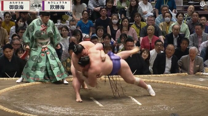 勝利した力士、取組後に異変「怖いねぇ」親方も心配顔「嫌な倒れ方」「一体、どうした」ファン困惑 2枚目