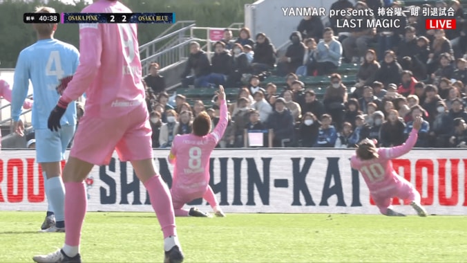 「なんでやねん！」大久保嘉人＆柿谷曜一朗の“新喜劇風シンクロずっこけ”にファン爆笑「大阪すぎるって」「それ外す！？」 3枚目