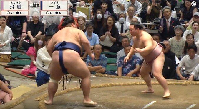 「炎鵬、なんだ今の?!」体重約2倍…95kg差を覆す驚きの決着「跳んだ」「すごいんだが」館内もやんやの喝采 3枚目