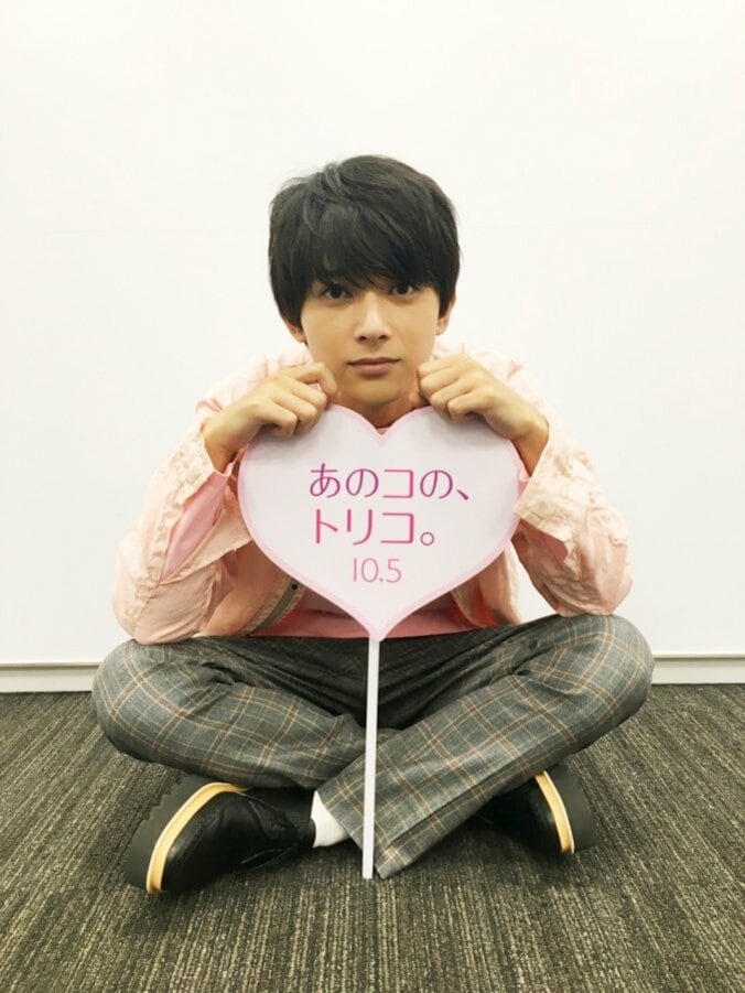 吉沢亮がリラックスした表情で笑う『あのコの、トリコ。』オフショット＆メイキングカット一挙解禁 2枚目