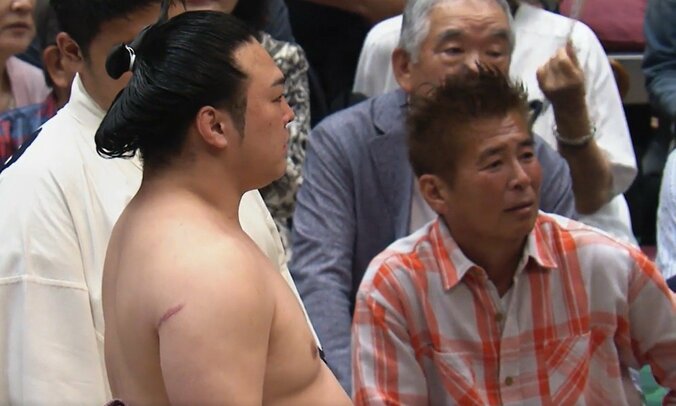 「え、映ってるやん」炎鵬と人気タレントが「まさかの2ショット」物言い協議の最中にカメラが捉えた偶然の瞬間 2枚目