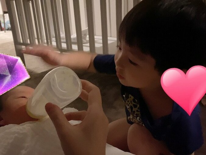 川崎希、娘に優しい息子の様子を明かす「ミルク飲んでる間はなでなでしてあげてた」 1枚目