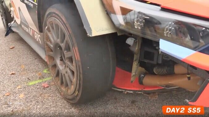 “公道最速”ラリーカー、ボンネット跳ね上がったまま大激走！ 視界半減も“全開”…目を疑う光景に37歳世界王者の意地 5枚目