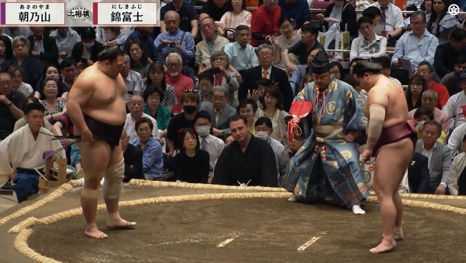 写真真ん中やや左に上地雄輔