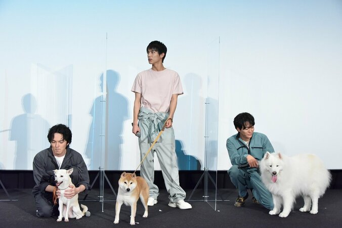 林遣都、犬に引っ張られながら舞台挨拶！柴犬に「あれやって！」 3枚目